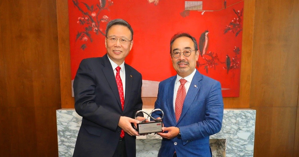 PolyU's President presented a souvenir to Dr David Mong as a memento for appreciation of Shun Hing Education and Charity Fund's long-term support (Oct 23, 2019)