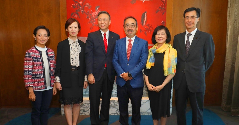 A photo of representatives from Shun Hing Education and Charity Fund, PolyU President and PolyU Executive Vice President
